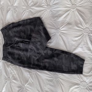 Lululemon Women's Scuba High-Rise Jogger Full Length Size 8 in Blue Camo Print